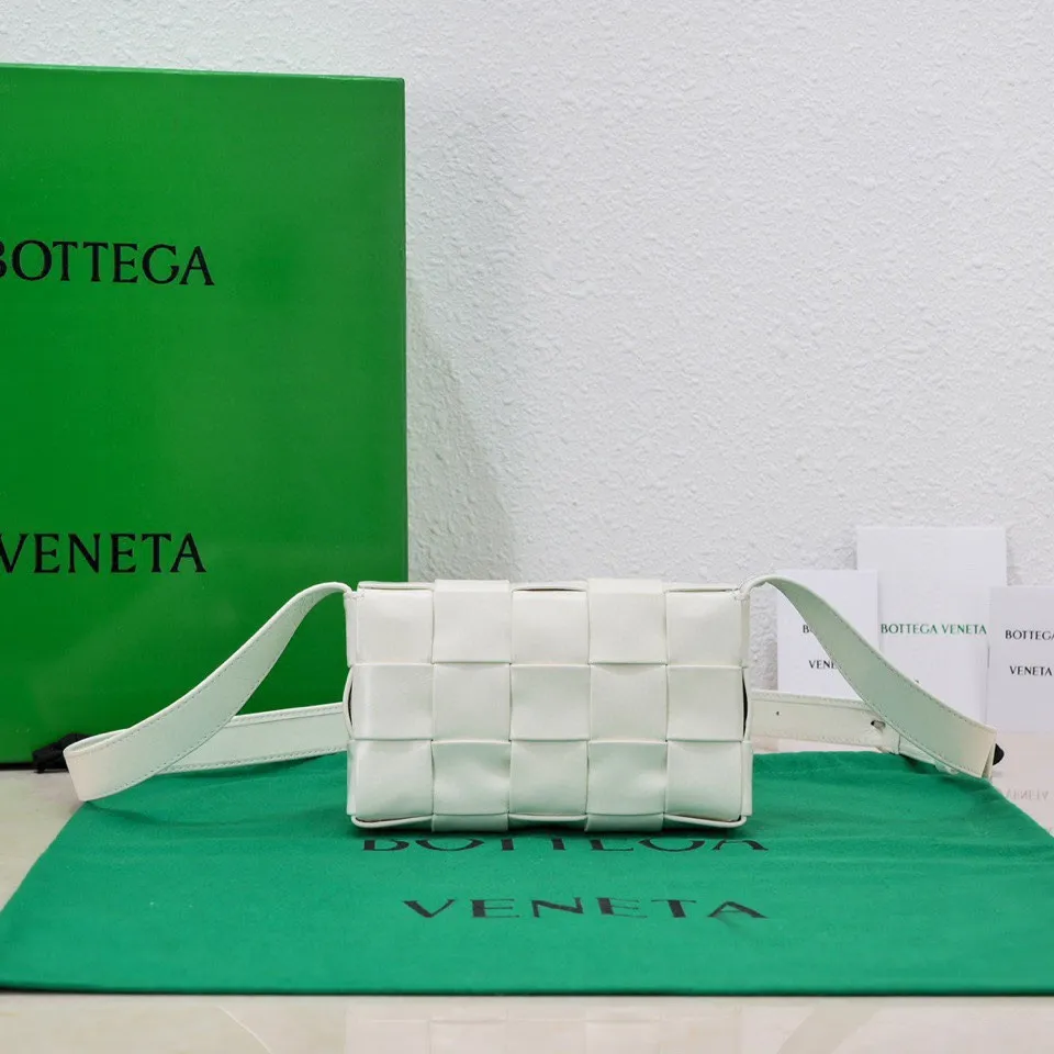 Batch 1460 Bv 2022 autumn and winter new Cassette small pillow bag. Classic weaving technology. Oil wax leather design pillow bag. It has developed into a family series and has become the trump card of the new Bottega bag. 🔥 A must-have artifact for fashionistas to match frequently selected fashion items and contemporary exquisite workman concave shapes. 💚Cute and cute. The medium size is launched in the latest color. Beautiful and dreamy. Super exciting💓 Size: 17.5*10.5*3cm, model: 7587#
